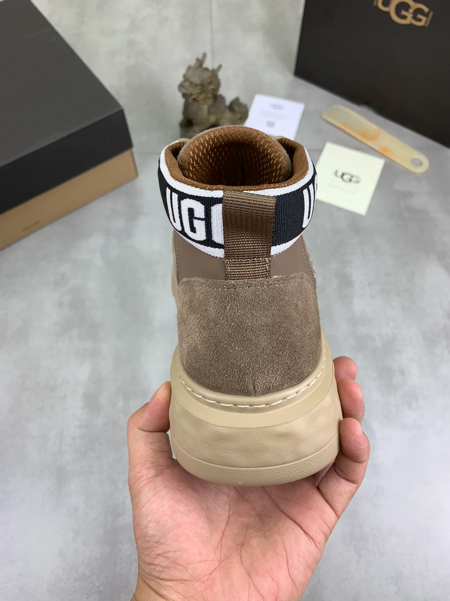 Men's shoes 💰P640 [New style] 💰 🆘 "Real wool" [UGG] 👉The popular men's shoes are synchronized with the official website 🔰The quality of the genuine products [satisfied] is not comparable to the imitations in the general market 🌀The upper is imported Italian frosted cowhide, and the lining is: foot pad 🅰️ grade 🐑Real wool👻Only Grade A can show the effect The hand feels smooth and delicate 🔱The shoe shape is grand, only genuine manufacturers can do it 🎄The perfect toughness of the original outsole 👻⬛️ can allow customers to bid farewell to one-time consumption. Real wool lining, super warm. Brown and gray available. Size: 39-44
